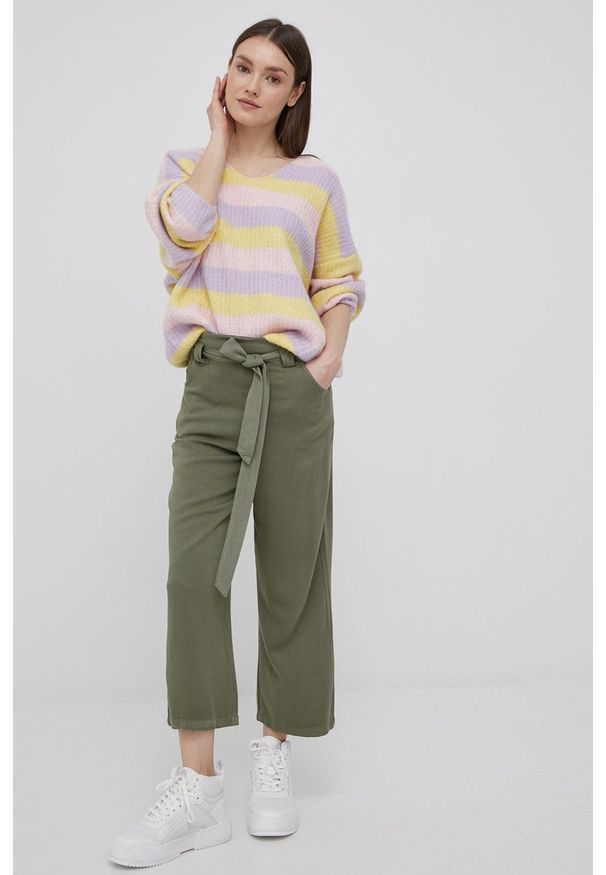Vero Moda sweter damski kolor żółty lekki. Kolor: żółty. Materiał: poliester, dzianina