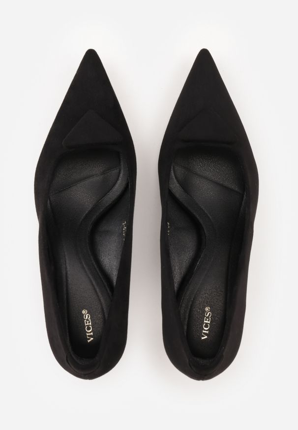 Renee - Czarne Czółenka VICES na Obcasie Kaczuszka z Aplikacją w Kształcie Trójkąta Ilereisis. Kolor: czarny. Materiał: koronka. Wzór: aplikacja. Obcas: na obcasie. Wysokość obcasa: średni