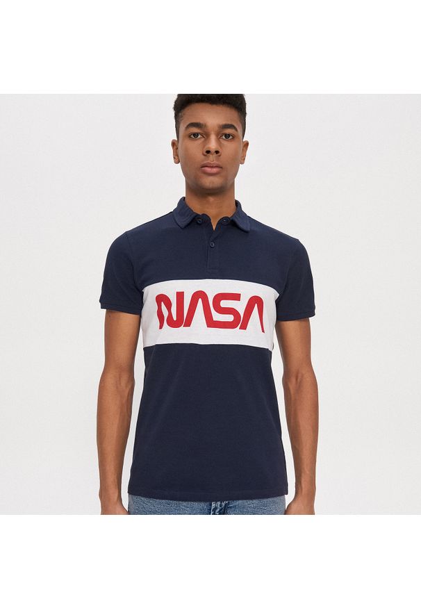 House - Koszulka polo NASA - Granatowy. Typ kołnierza: polo. Kolor: niebieski