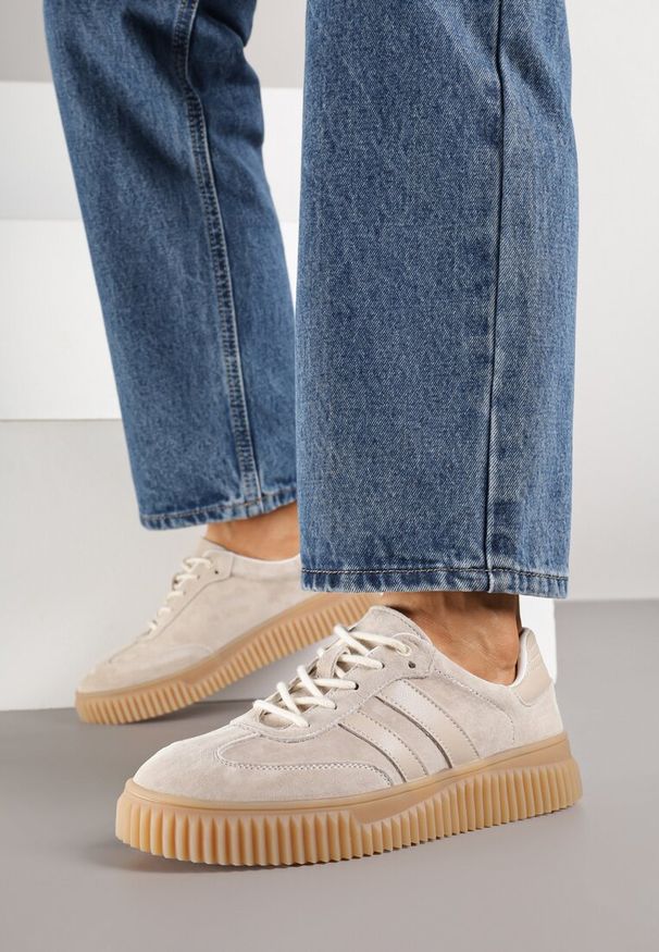 Born2be - Beżowe Sneakersy Typu Tenisówki ze Skórzaną Wkładką Ozdobione Paskami Melissele. Okazja: na co dzień. Zapięcie: pasek. Kolor: beżowy. Materiał: skóra. Wzór: aplikacja