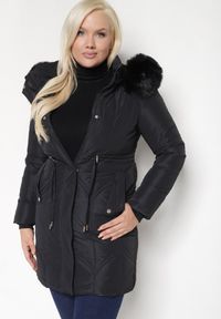 Born2be - Czarna Kurtka Pikowana o Długim Kroju z Kapturem z Futrem Ściągana w Talii Mazilie. Typ kołnierza: kaptur. Kolor: czarny. Materiał: futro. Długość rękawa: długi rękaw. Długość: długie. Styl: elegancki #3