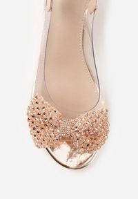 Renee - Szampańskie Sandały VICES na Kwadratowym Słupku z Transparentną Cholewką Kokardą i Cyrkoniami Orinrahne. Kolor: złoty. Materiał: satyna. Obcas: na słupku. Styl: elegancki #5