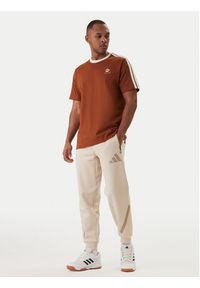 Adidas - adidas T-Shirt Lux Coffee Cafe Cup Graphic JZ5070 Brązowy Loose Fit. Kolor: brązowy. Materiał: bawełna #2