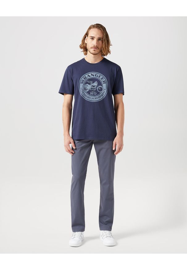 Wrangler - WRANGLER MĘSKIE SPODNIE MATERIAŁOWE GREENSBORO TURBULENCE 112350801. Materiał: materiał