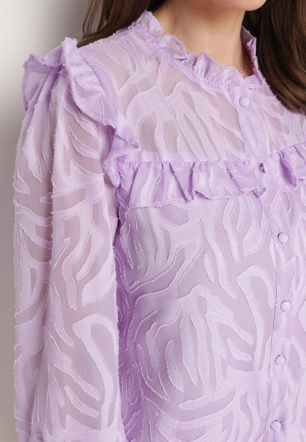 Born2be - Fioletowa Koszula Ozdobiona Falbanką i Abstrakcyjnym Wzorem Nunoria. Okazja: na co dzień. Typ kołnierza: kołnierzyk klasyczny, kołnierzyk stójkowy. Kolor: fioletowy. Materiał: materiał, tkanina. Długość: długie. Wzór: aplikacja. Styl: casual, klasyczny