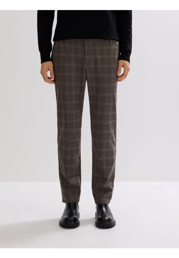 Reserved - Spodnie chino slim w kratę - ciemnobrązowy. Kolor: brązowy. Materiał: wełna, tkanina