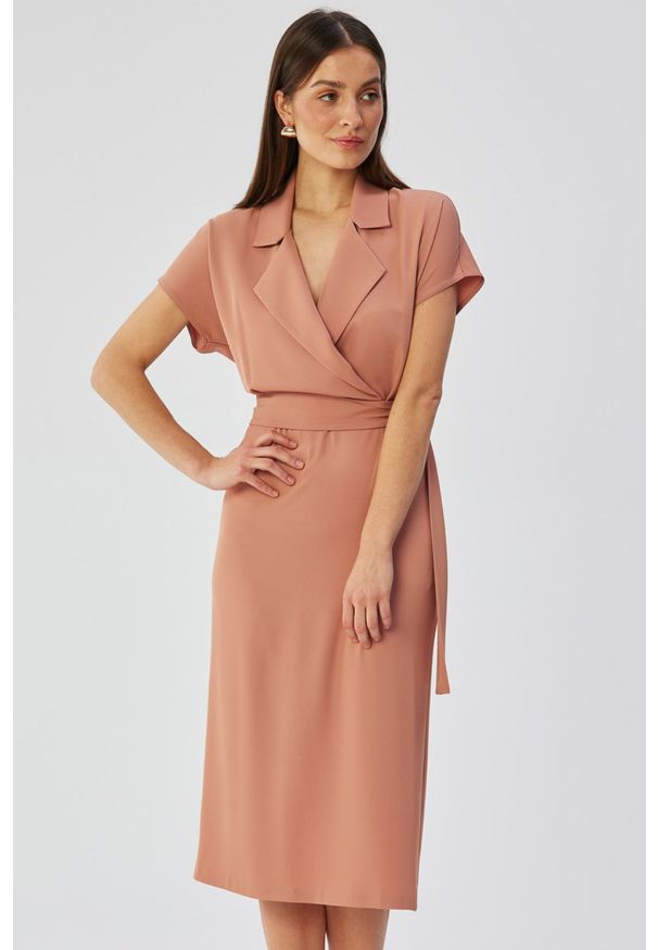 Stylove - Elegancka sukienka z kołnierzem różana. Okazja: na co dzień, na spotkanie biznesowe, na randkę. Kolor: różowy. Materiał: guma, tkanina, elastan. Wzór: kolorowy. Typ sukienki: kopertowe, proste, dopasowane. Styl: elegancki. Długość: midi