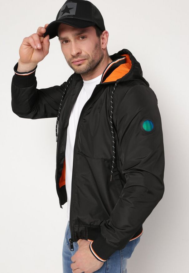 Born2be - Czarna Kurtka Wiatrówka z Kapturem i Zasuwanymi Kieszeniami Aridiga. Typ kołnierza: kaptur. Kolor: czarny. Styl: elegancki