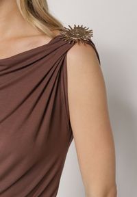 Born2be - Brązowy Wiskozowy Top z Marszczonym Dekoltem z Aplikacją w Kształcie Słońca Reivena. Okazja: na spotkanie biznesowe, do pracy, na co dzień. Kolor: brązowy. Materiał: wiskoza. Wzór: aplikacja. Styl: elegancki, casual, klasyczny, biznesowy #3