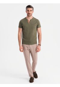 Ombre Clothing - T-shirt męski z dekoltem na guziki i zamszowym wykończeniem – ciemnooliwkowy V5 - Rozmiar: XL. Okazja: na co dzień. Kolor: oliwkowy. Materiał: zamsz. Wzór: gładki. Styl: klasyczny, casual #3
