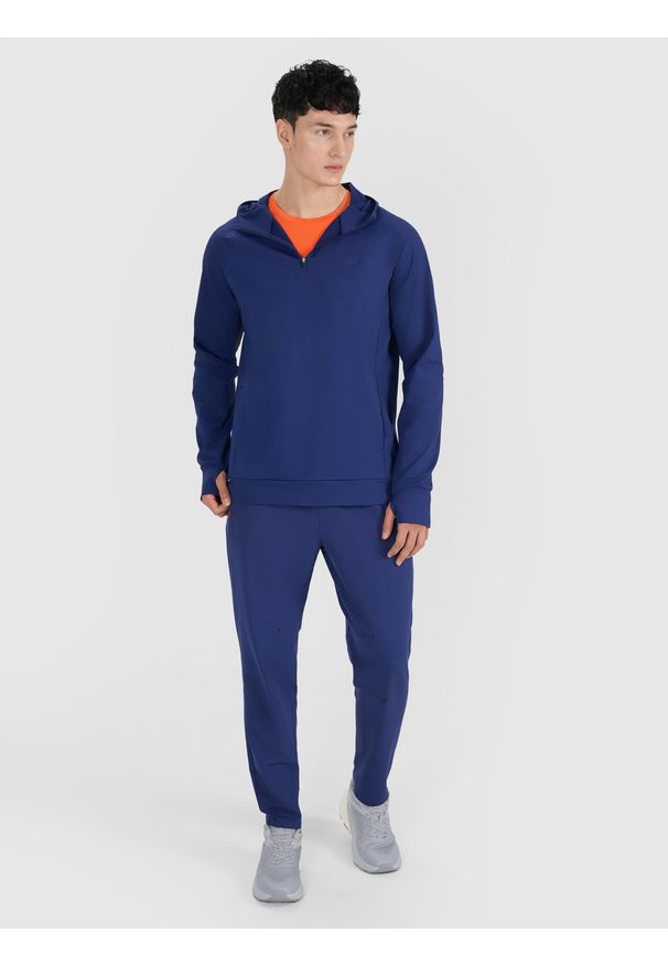4f - 4F Bluza treningowa nierozpinana z kapturem męska 4F x Robert Lewandowski - granatowa S. Okazja: na co dzień. Typ kołnierza: kaptur. Kolor: niebieski. Materiał: dzianina, włókno, syntetyk, materiał, elastan. Długość rękawa: raglanowy rękaw. Wzór: gładki, ze splotem. Styl: klasyczny, sportowy, casual. Sport: fitness