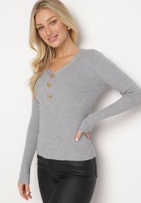 Born2be - Szary Sweter z Bawełną z Prążkowanego Materiału Ozdobiony Guzikami Zinfera. Okazja: na co dzień. Typ kołnierza: dekolt w serek. Kolor: szary. Materiał: bawełna, prążkowany, materiał. Wzór: aplikacja. Styl: casual, klasyczny #5