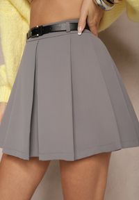 Renee - Szara Spódnica o Rozkloszowanym Kroju z Paskiem i Podszewką Typu Szorty Serivenna. Okazja: na co dzień. Kolor: szary. Styl: elegancki, casual #4