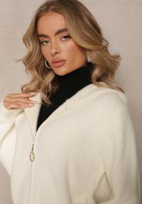 Renee - Jasnobeżowy Zasuwany Kardigan Wełniany z Kapturem Aniole. Okazja: na co dzień. Typ kołnierza: kaptur. Kolor: biały. Materiał: wełna. Długość rękawa: długi rękaw. Długość: długie. Wzór: aplikacja. Styl: casual #4