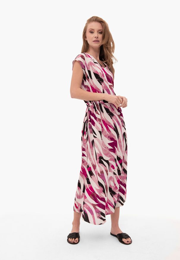 Volcano - Długa, letnia sukienka G-MILOS. Okazja: na co dzień, na spacer. Typ kołnierza: dekolt w serek. Wzór: kolorowy. Typ sukienki: proste. Materiał: wiskoza, materiał, tkanina. Długość rękawa: krótki rękaw. Sezon: lato. Styl: casual, wakacyjny, elegancki. Długość: maxi