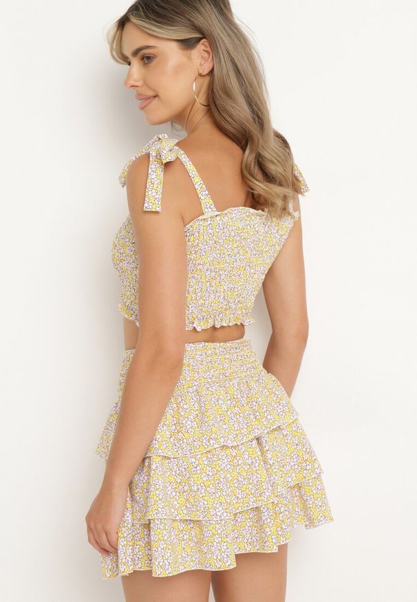 Born2be - Żółty Komplet Top na Wiązanych Ramiączkach Spódnica z Falbanką i Gumką w Pasie Testalina. Kolor: żółty. Materiał: materiał. Wzór: aplikacja, kwiaty