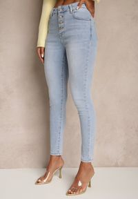 Renee - Jasnoniebieskie Jeansy Skinny z Bawełną High Waist Ozdobione Guzikami Felariel. Stan: podwyższony. Kolor: niebieski. Wzór: aplikacja