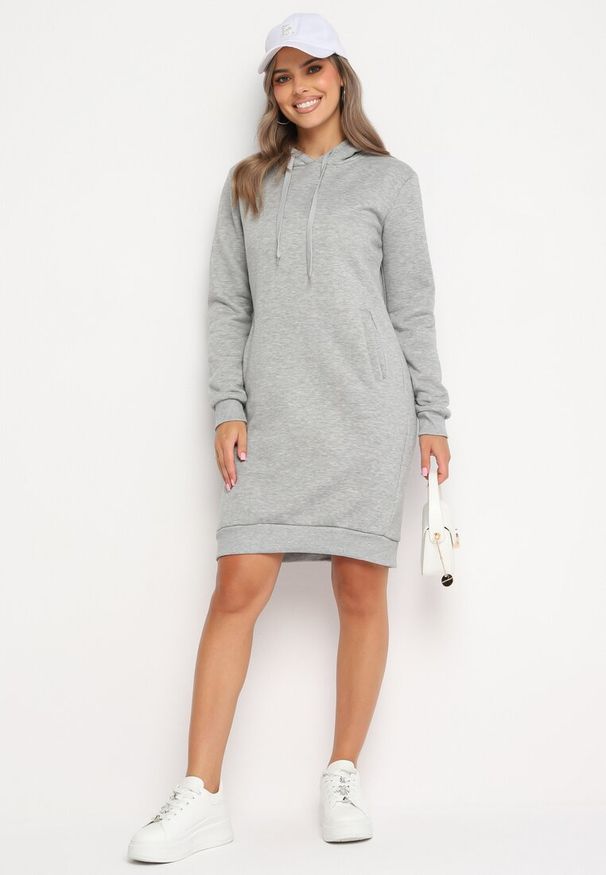 Born2be - Jasnoszara Tunika Bluza z Bawełną Kapturem i Sznurkami Mivilora. Okazja: na co dzień, do pracy. Typ kołnierza: kaptur. Kolor: szary. Materiał: bawełna. Długość rękawa: długi rękaw. Długość: długie. Styl: casual, sportowy