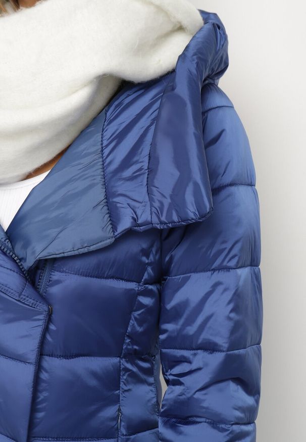 Born2be - Niebieska Długa Pikowana Kurtka Płaszcz z Kapturem i Ozdobnymi Suwakami Vlemika. Typ kołnierza: kaptur. Kolor: niebieski. Długość: długie