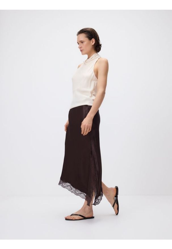 Reserved - Asymetryczna spódnica z koronką - brązowy. Kolor: brązowy. Materiał: koronka. Wzór: koronka