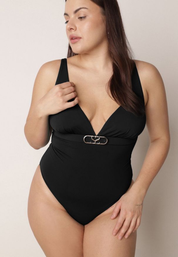 Born2be - Czarny Elegancki Strój Kąpielowy Jednoczęściowy z Metaliczną Aplikacją Vilinaith. Kolekcja: plus size. Kolor: czarny. Wzór: aplikacja