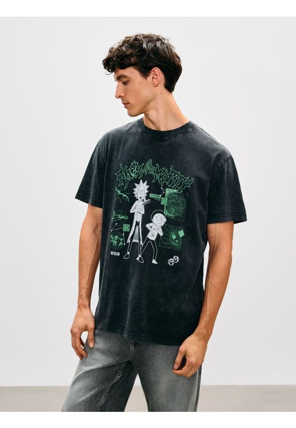 Sinsay - Bawełniana koszulka comfort z nadrukiem Rick & Morty - czarny. Kolor: czarny. Materiał: bawełna. Wzór: nadruk