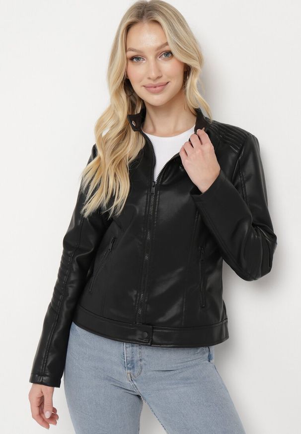 Born2be - Czarna Kurtka Ramoneska Taliowana z Ekoskóry Zapinana pod Szyją Ternia. Kolor: czarny. Materiał: jeans. Długość rękawa: długi rękaw. Długość: długie. Styl: elegancki