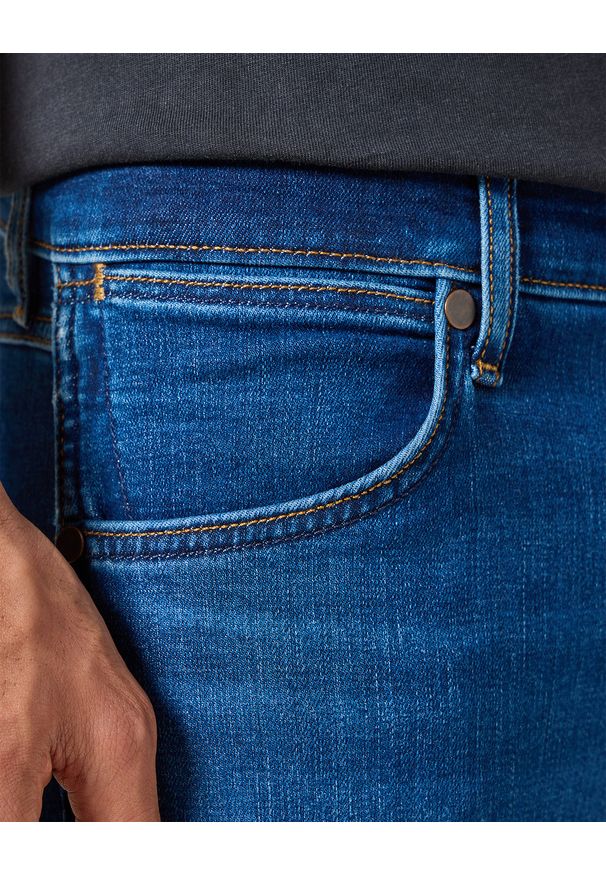 Wrangler - WRANGLER MĘSKIE SPODNIE JEANSOWE LARSTON INDIGO WAVES 112356817 W18S008808