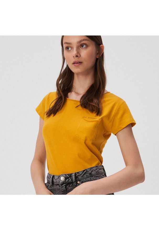 Sinsay - Koszulka basic z kieszenią - Żółty. Kolor: żółty