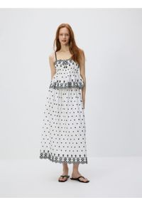 Reserved - Top na ramiączkach z haftem - biały. Kolor: biały. Materiał: bawełna, tkanina. Długość rękawa: na ramiączkach. Wzór: haft #1