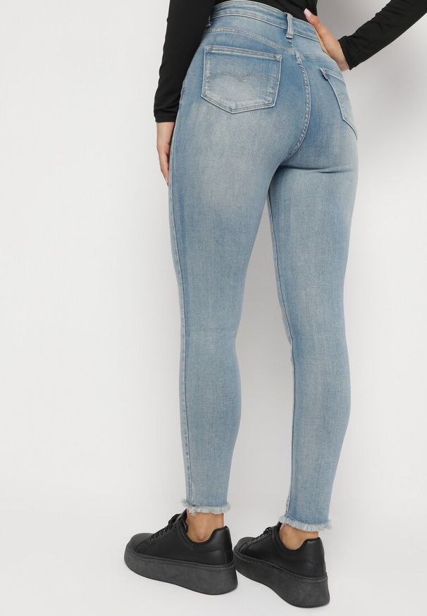 Born2be - Niebieskie Jeansy Skinny z Postrzępionymi Nogawkami Odettema. Okazja: na co dzień. Kolor: niebieski. Styl: elegancki, casual