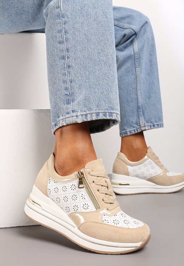 Born2be - Beżowe Sneakersy na Ukrytym Koturnie z Ozdobnym Suwakiem i Ażurowym Wzorem Reladia. Okazja: na co dzień. Nosek buta: okrągły. Zapięcie: sznurówki. Kolor: beżowy. Materiał: jeans, materiał. Wzór: ażurowy. Obcas: na koturnie. Wysokość obcasa: średni