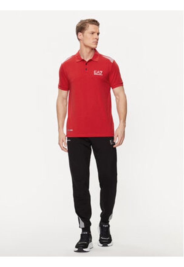 EA7 Emporio Armani Polo 3DPF51 PJULZ 1461 Czerwony Regular Fit. Typ kołnierza: polo. Kolor: czerwony. Materiał: bawełna, syntetyk