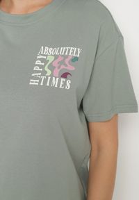 Born2be - Ciemnozielony Bawełniany T-shirt Oversize Fillaria. Okazja: na co dzień. Kolor: zielony. Materiał: bawełna. Wzór: aplikacja. Styl: klasyczny, casual #3
