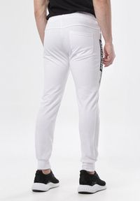 Born2be - Białe Spodnie Vivielora. Kolor: biały. Materiał: dresówka. Długość: długie. Wzór: paski, napisy, aplikacja #5