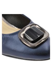 Granatowe Czółenka Armodo Eleganckie Obuwie Damskie Premium. Nosek buta: okrągły. Zapięcie: klamry. Kolor: niebieski. Materiał: skóra, syntetyk, materiał. Obcas: na obcasie. Styl: elegancki. Wysokość obcasa: średni #2