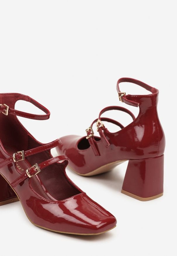 Renee - Bordowe Czółenka Lakierowane na Słupku Wykończone Paskami i Sprzączkami Kalivivia. Okazja: na co dzień, do pracy. Zapięcie: pasek. Kolor: czerwony. Materiał: lakier. Wzór: paski. Obcas: na słupku. Styl: casual, elegancki, wizytowy