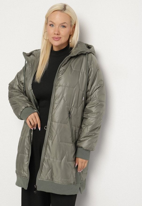 Born2be - Zielona Kurtka z Pikowanymi Przeszyciami i Kapturem Zarimelia. Okazja: na co dzień. Kolekcja: plus size. Kolor: zielony. Materiał: jeans. Styl: klasyczny, casual, elegancki, sportowy