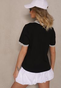 Renee - Czarna Bluzka Polo z Krótkim Rękawem z Dzianiny z Wiskozą Adalira. Okazja: na co dzień, na spacer. Typ kołnierza: polo. Kolor: czarny. Materiał: dzianina, wiskoza. Długość rękawa: krótki rękaw. Długość: krótkie. Wzór: aplikacja. Styl: klasyczny, elegancki, casual