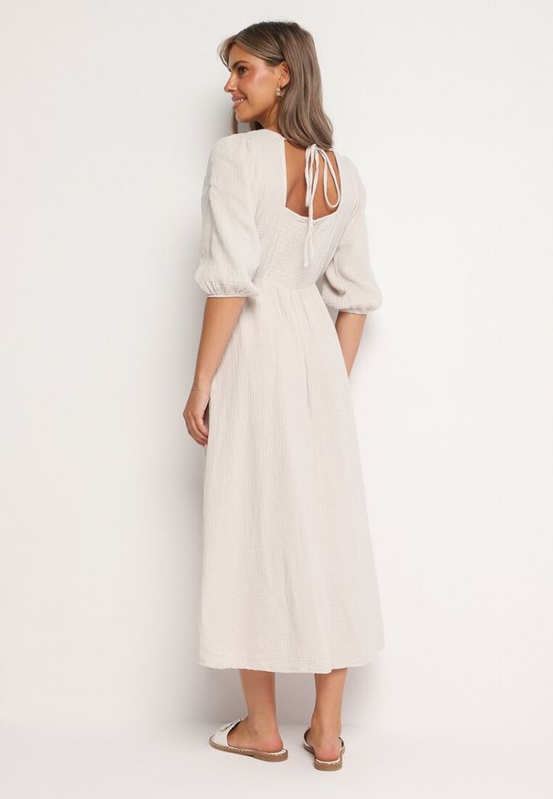 Born2be - Beżowa Rozkloszowana Bawełniana Sukienka Boho z Wiązaniem i Gumką w Talii Lawla. Okazja: na co dzień. Typ kołnierza: dekolt w kształcie V. Kolor: beżowy. Materiał: bawełna. Typ sukienki: rozkloszowane. Styl: boho