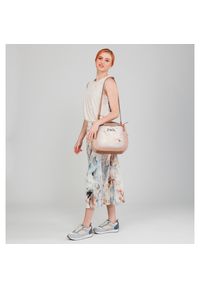Beżowa Damska Torebka Anekke Stylowy Kuferek Do Ręki I Na Ramię. Kolor: beżowy. Sezon: lato, wiosna. Styl: elegancki. Rodzaj torebki: do ręki #10