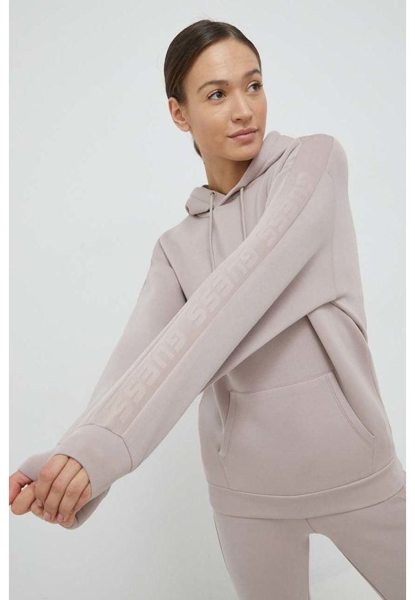 Guess bluza damska kolor fioletowy z kapturem z aplikacją. Typ kołnierza: kaptur. Kolor: fioletowy. Materiał: materiał, dzianina, wiskoza. Wzór: aplikacja