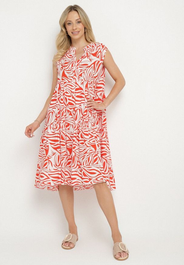 Born2be - Czerwona Bawełniana Rozkloszowana Sukienka z Geometrycznym Wzorem Annivaria. Okazja: na co dzień. Typ kołnierza: dekolt w kształcie V. Kolor: czerwony. Materiał: bawełna. Wzór: geometria. Typ sukienki: rozkloszowane. Styl: klasyczny, casual, elegancki