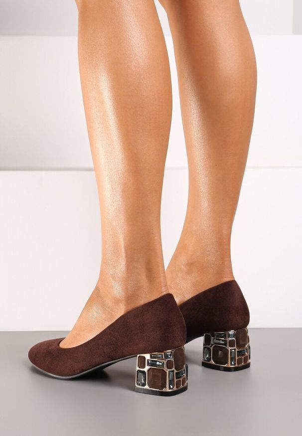 Renee - Brązowe Czółenka Vices z Wkładką ze Skóry Naturalnej na Ozdobnym Słupku Nailise. Okazja: na co dzień, na imprezę. Kolor: brązowy. Materiał: skóra. Obcas: na słupku. Styl: casual, elegancki. Wysokość obcasa: średni