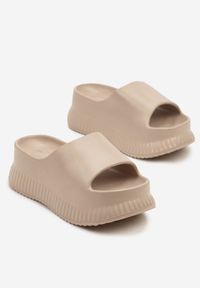 Born2be - Beżowe Piankowe Klapki na Grubej Podeszwie z Tłoczeniami Hasalla. Okazja: na spacer. Kolor: beżowy. Materiał: jeans. Sezon: lato