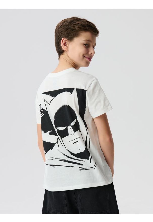 Sinsay - Bawełniana koszulka z nadrukiem na plecach Batman - kremowy. Kolor: kremowy. Materiał: bawełna. Wzór: motyw z bajki, nadruk