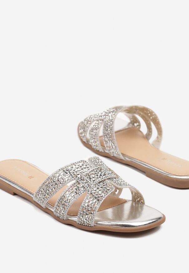 Renee - Srebrne Klapki na Płaskiej Podeszwie z Cyrkoniową Cholewką z Wycięciami Voelina. Okazja: na co dzień, na spacer. Kolor: srebrny. Materiał: len. Obcas: na płaskiej podeszwie. Styl: casual