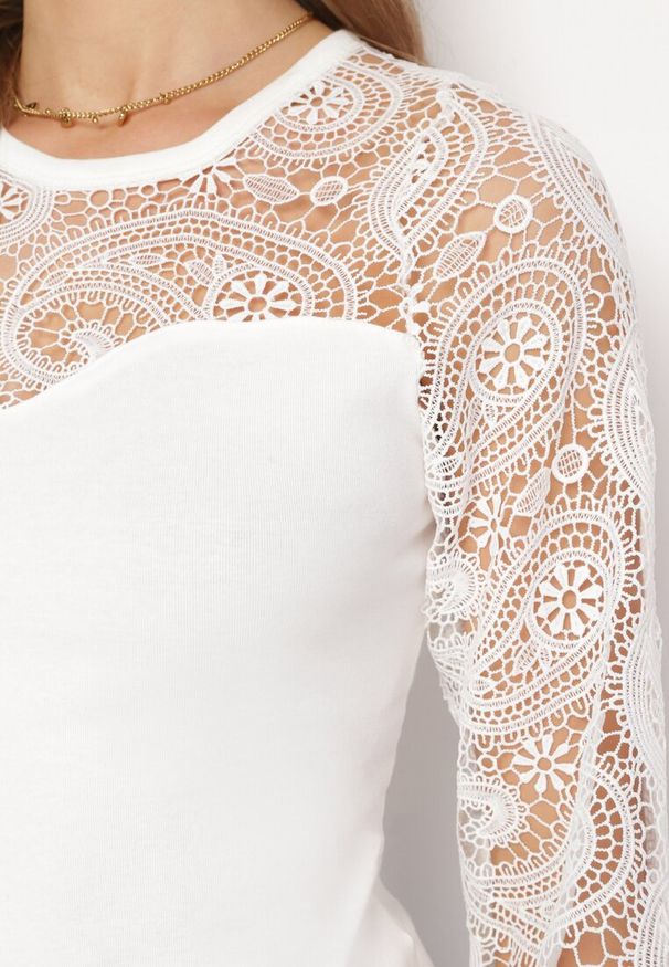 Born2be - Biała Bawełniana Bluzka z Koronkową Górą z Ażurowym Wzorem Ravani. Okazja: na randkę. Kolor: biały. Materiał: koronka, bawełna. Wzór: ażurowy. Styl: elegancki, klasyczny