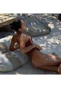 Intica - Jednoczęściowy strój kąpielowy na cienkich ramiączkach plażowy Elmina. Kolor: brązowy. Materiał: materiał #5