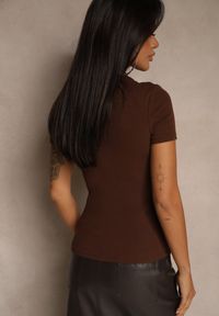 Renee - Brązowy Prążkowany T-shirt Polo z Bawełny Ozdobiony Guzikami Lilvivia. Okazja: na co dzień. Typ kołnierza: polo. Kolor: brązowy. Materiał: prążkowany, bawełna. Wzór: aplikacja. Styl: klasyczny, casual, elegancki